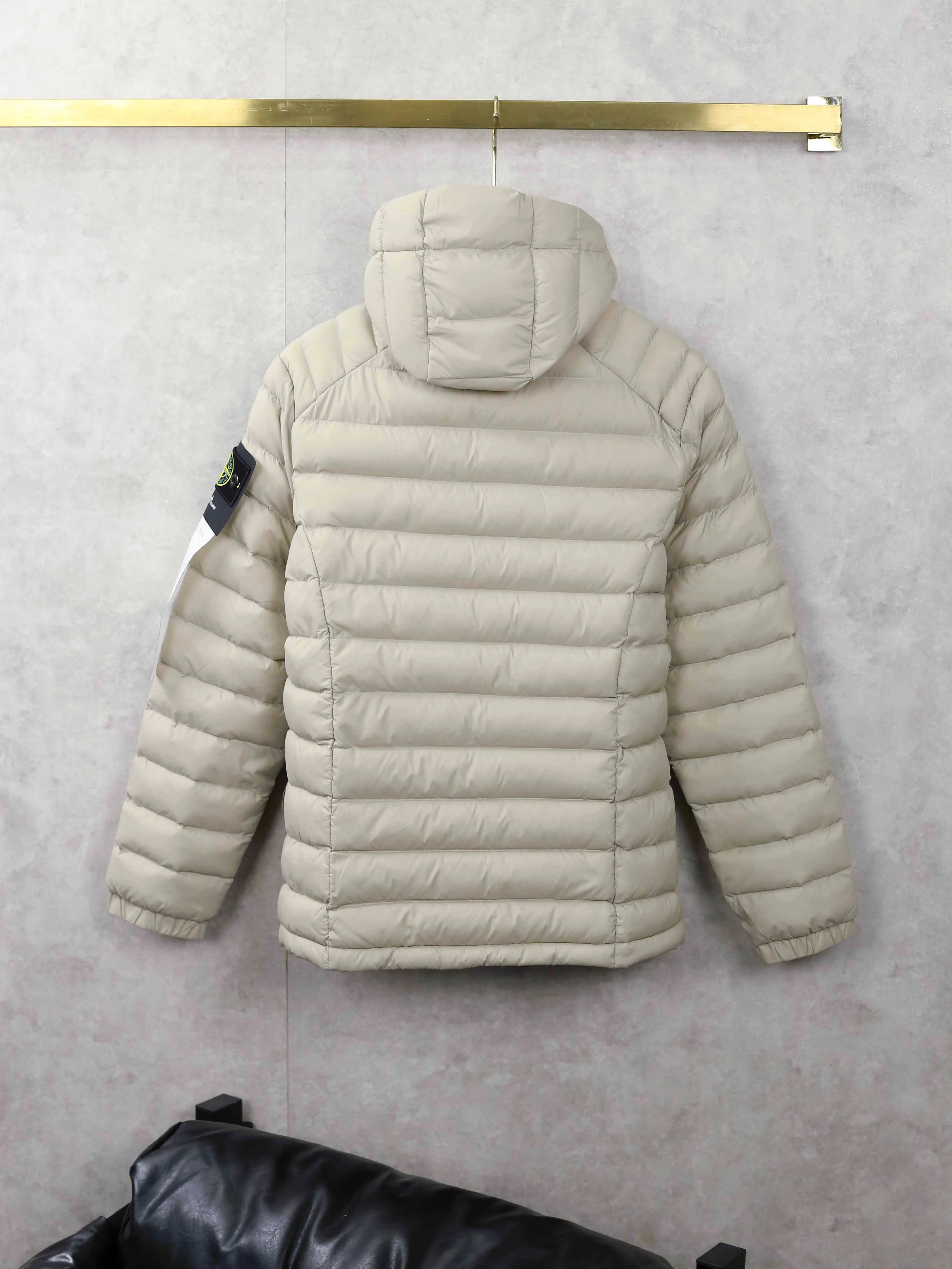 P380 Stone lsland/Stone Island temperature-locking outdoor hooded rib cotton jacket, outdoor king lightweight windproof and warm hooded cotton jacket, an order from the OEM, the quality is too good.  This cotton-padded jacket is made to be lightweight on the upper body, but also warmer than a down jacket. The requirements for fabric and filling are very high! This is also the most powerful thing about outdoor products, and the most rare thing is its portability, which is very light and comfortable. Everyone, don’t miss this cotton jacket. It is C cotton that is warmer than down.  The outdoor series of lightweight cotton jackets are filled with military-grade P cotton. They are fluffy, lightweight and definitely more insulating than ordinary down jackets!  The workmanship and materials used are by no means comparable to ordinary cotton clothing. The fabric is windproof and breathable. The upper body is as if it is tailor-made. It is quite precise. The custom zipper is very smooth. It is definitely the ceiling in cotton clothing. It is classic and versatile, has excellent wear resistance and is durable.  C cotton filling is the filling used for birds. It is in sync with the brand. It is light and warm. It can still keep warm even in a humid environment. This is a kind of warmth that down can not achieve. It is very easy to match!  The brim and cuffs are elastically gathered and tightly wound! The accessories on the hem are made of fasteners supplied by customers from the island country, which can still be used at -20℃! In terms of fit, the excellent ergonomic tailoring design fits the body proportions, making it stylish and comfortable! Such a cotton coat is really rare. Color: Black Dark Gray Khaki Size: L 134 68.5 62.5 80 138 70 64 Manual measurement. There may be slight errors. The actual body shall prevail.